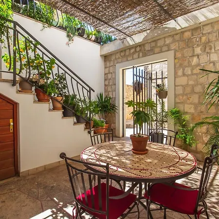 Mike Apartman Makarska