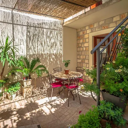 Апартаменти Mike