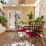 Mike Apartman Makarska